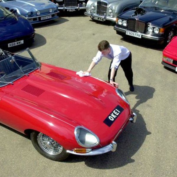 Ο άνθρωπος που έφτιαξε ολομόναχος μία Ferrari Testarossa