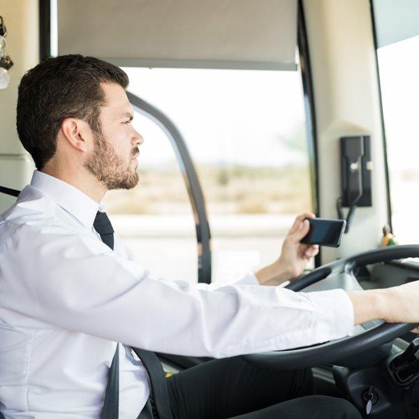 Οδηγός ΚΤΕΛ τερματίζει το multitasking με τσιγάρο και κινητό ενώ οδηγεί (video)