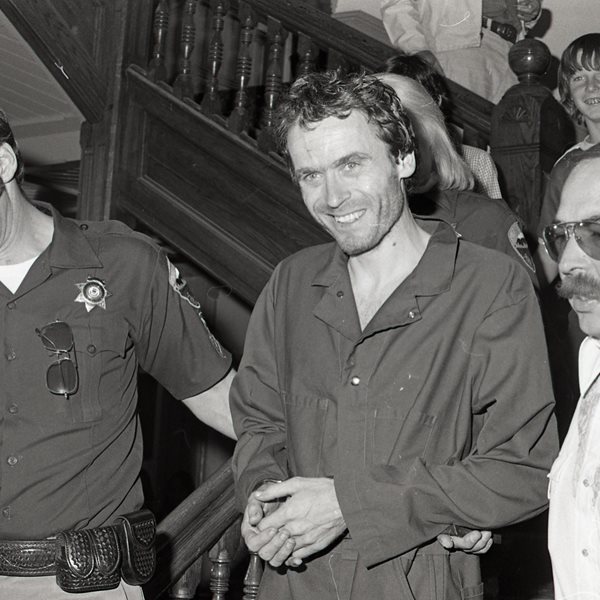 Το νέο docuseries του Netflix σκιαγραφεί τον serial killer Ted Bundy