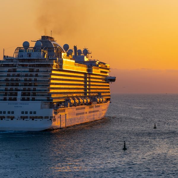 Τι θα συμβεί αν το μεγαλύτερο κρουαζιερόπλοιο στον κόσμο πέσει σε παγόβουνο;