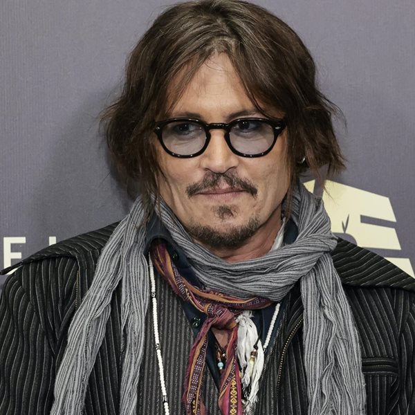 O Johnny Depp φορά τα ρούχα του βασιλιά Λουδοβίκου XV