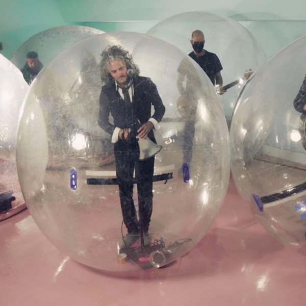 Συναυλία μέσα σε πλαστική φούσκα