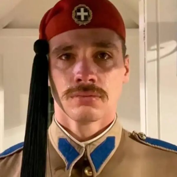 Ποιος είναι ο Εύζωνας που έγινε viral επειδή συγκινήθηκε