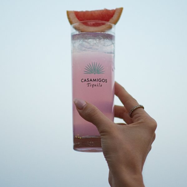 Απολαμβάνοντας τη ζωή με την Casamigos, την τεκίλα των φίλων