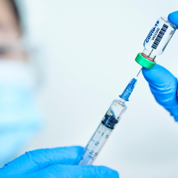 Θετική στις συζητήσεις για άρση πατέντας των εμβολίων η ΕΕ