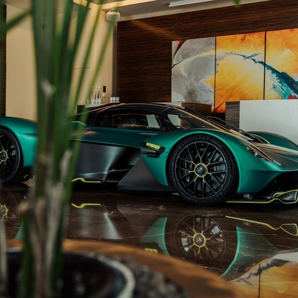 Χάλασε η απίθανη Aston Martin Valkyrie του Alonso μόλις την αγόρασε