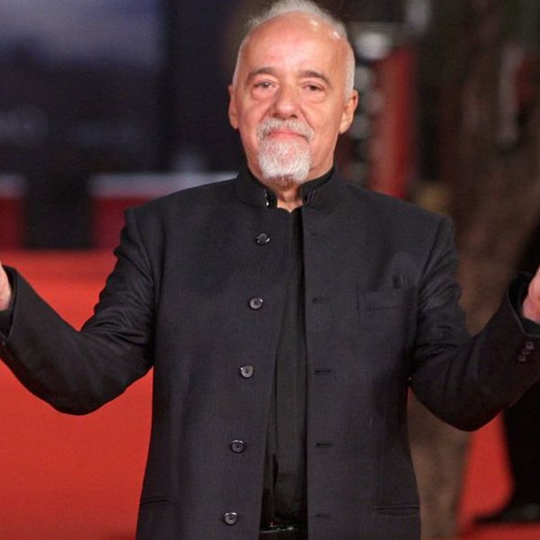 Το αμφιλεγόμενο tweet του Paulo Coelho για τον πόλεμο στην Ουκρανία