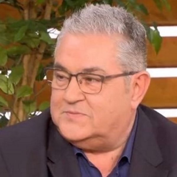 Viral η φωτογραφία του Κουτσούμπα δίπλα στον Μπάτμαν στο Comic Con