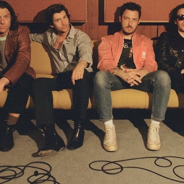 O Alex Turner σκηνοθέτησε το νέο βίντεο κλιπ των Arctic Monkeys