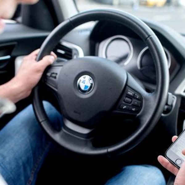 Οι 5 περισπασμοί που πρέπει να αποφεύγεις όταν οδηγείς