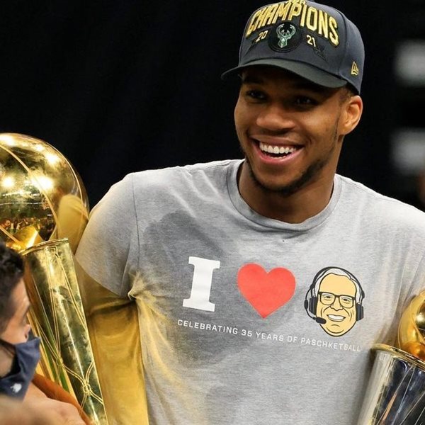 Ο Γιάννης Αντετοκούνμπο ήδη μαθαίνει ελληνικά στο γιο του