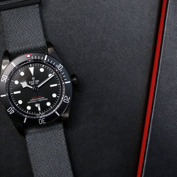 Τα μαύρα ρολόγια που θα χαρίσουν κύρος στην εμφάνισή σου