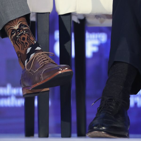 Σύγχρονοι κανόνες για να φοράς σωστά και να συνδυάζεις τέλεια τις κάλτσες