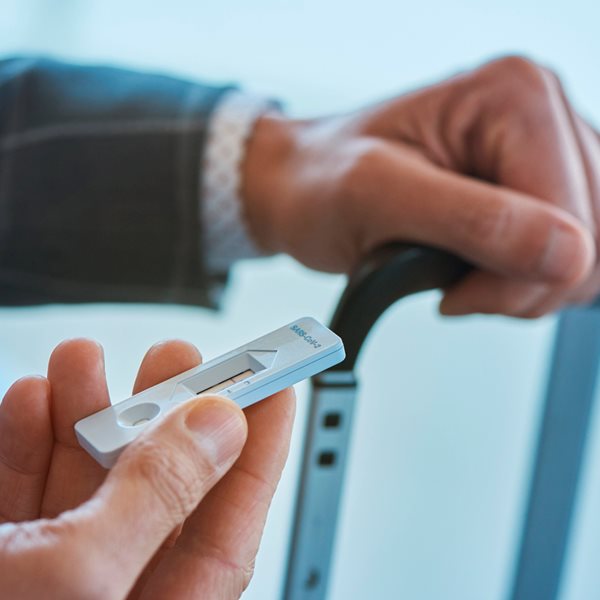 Στα φαρμακεία τα self tests σε συσκευασίες των 25 τεμαχίων