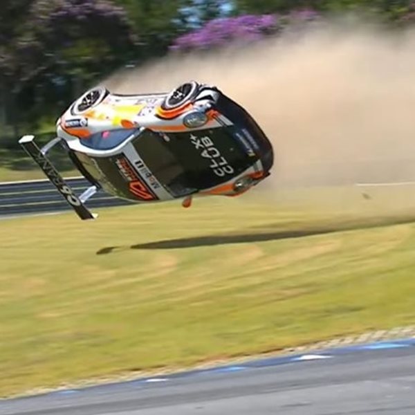 Τρομακτικό ατύχημα δείχνει πόσο ασφαλείς είναι οι αγωνιστικές Porsche 911 (video)