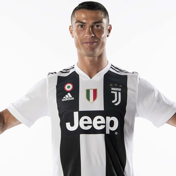 Τα νέα sneakers του Cristiano Ronaldo παίζουν μπάλα σε μαύρο και χρυσό