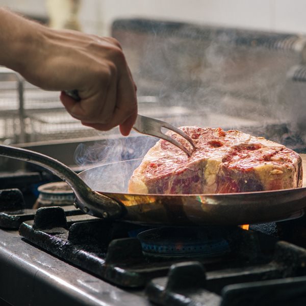 Πώς να ψήσεις σωστά, απλά και γρήγορα μια μοσχαρίσια μπριζόλα