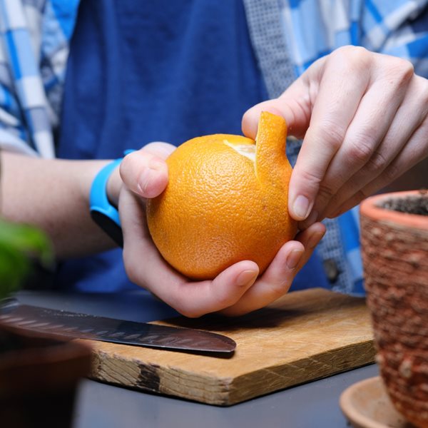 Tο 'οrange peel theory' είναι το νέο 'τεστ' σχέσεων που πρέπει να ξέρεις