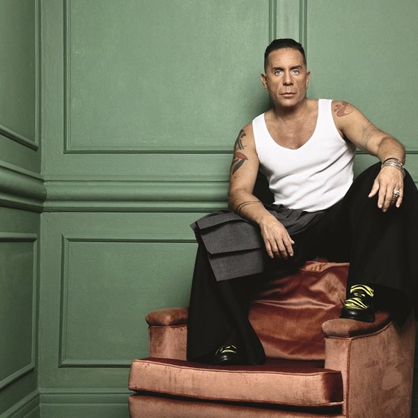 O Γιώργος Μαζωνάκης προβάρει τα γερμανικά του για τους Rammstein στο απόλυτο βίντεο της ημέρας