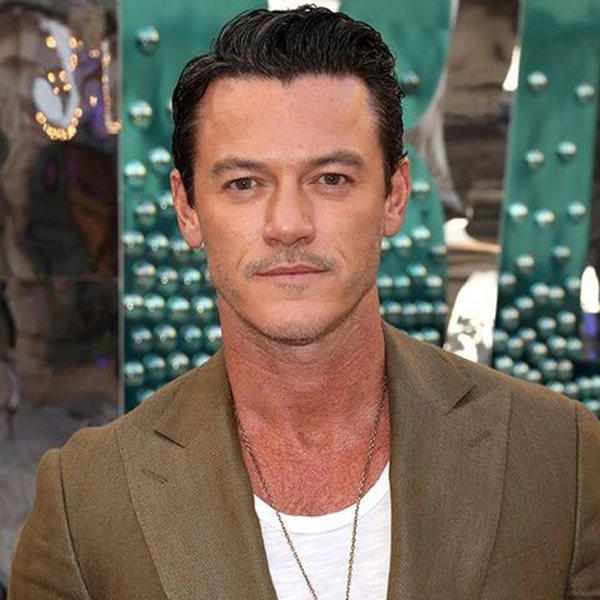 Το blazer του φετινού καλοκαιριού είναι λινό και σταυρωτό