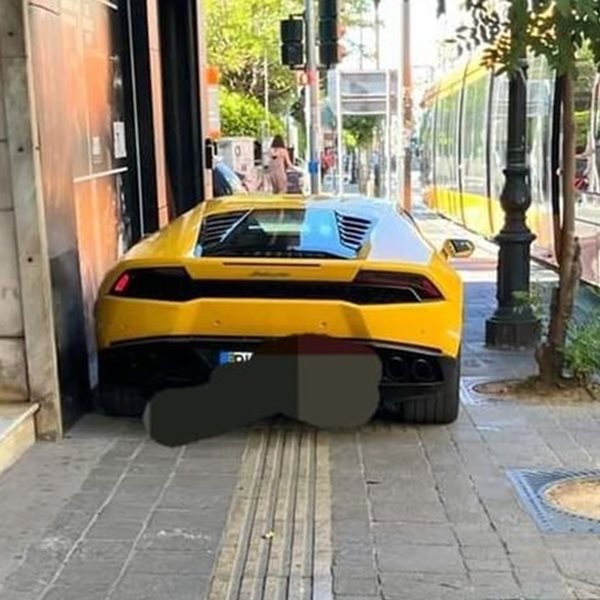Γιατί μας ενοχλεί τόσο μια Lamborghini στο πεζοδρόμιο