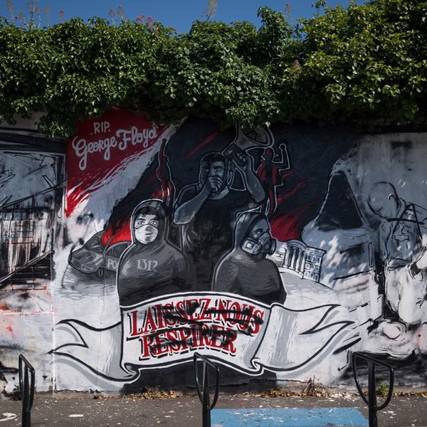 Γάλλοι αστυνομικοί βγήκαν στους δρόμους για τη δολοφονία του George Floyd