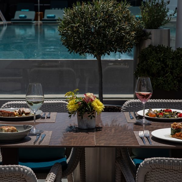 Το Athens Capital Hotel υποδέχεται το καλοκαίρι με το νέο μενού του Mappemonde Rooftop Restaurant Bar