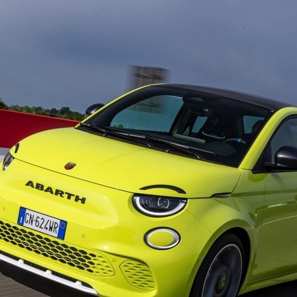 Το νέο ηλεκτρικό Abarth 500e είναι εξαιρετικό