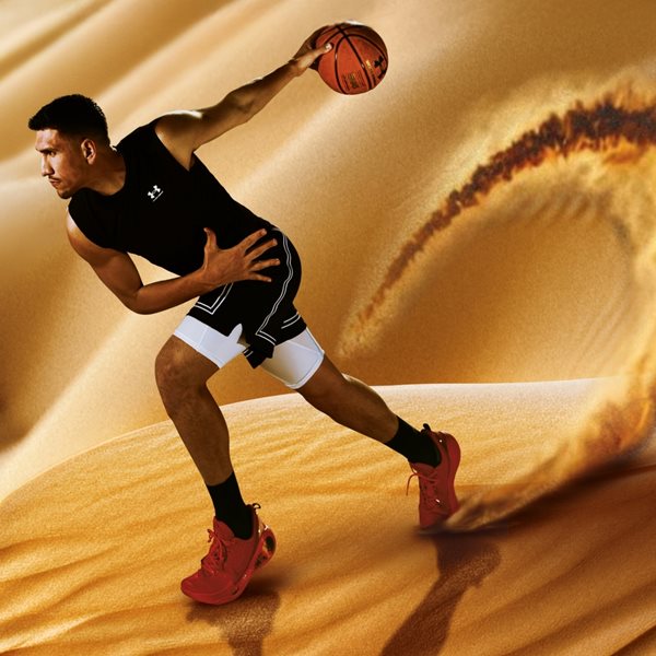 Από την άμμο στο παρκέ: Ο Γιαννούλης Λαρεντζάκης φωτογραφίζεται φέρνοντας πίσω την πρώτη έκδοση HeatGear® - Baselayer της Under Armour.