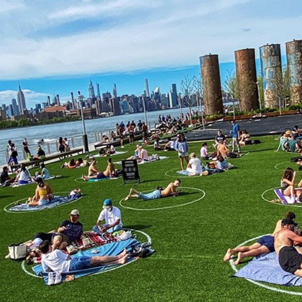 Επιστροφή σε παραλίες και πάρκα σε Ευρώπη και ΗΠΑ, οι φωτογραφίες