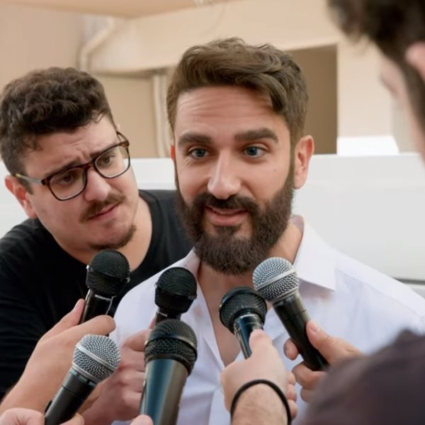 Ο Διονύσης Ατζαράκης ως Στέφανος Κασσελάκης είναι ό,τι καλύτερο είδαμε σήμερα