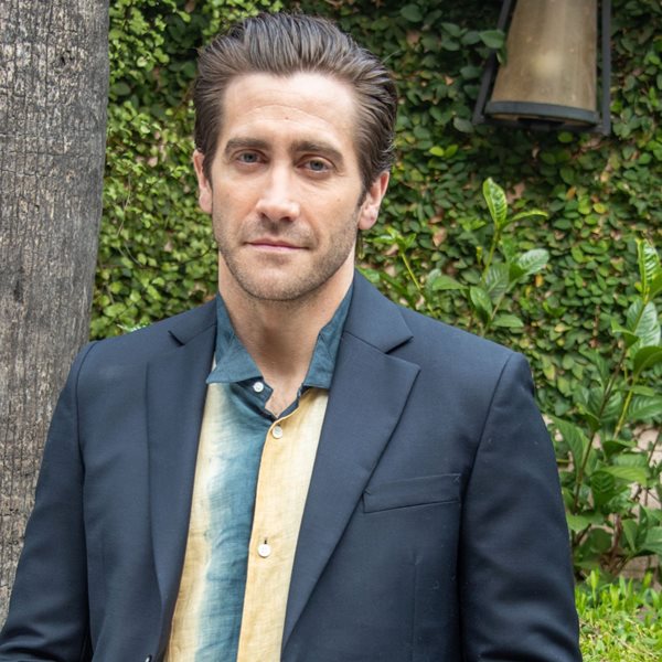 Ο cool τρόπος του Jake Gyllenhaal για το πώς φοριέται ένα κοστούμι