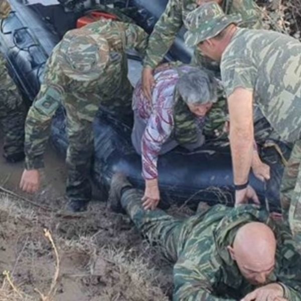 Πεζοναύτης έπεσε στη λάσπη για να περάσουν από πάνω του ηλικιωμένοι πλημμυροπαθείς