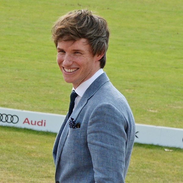 Ο Eddie Redmayne δείχνει πώς να φορούν κοστούμι τα αρσενικά ελαφρών βαρών