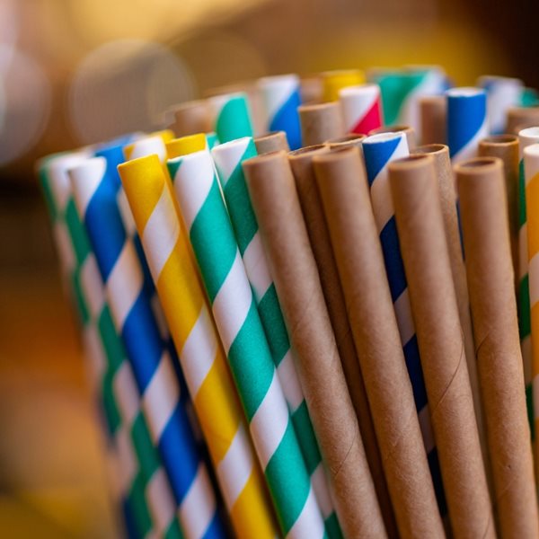 Τι είναι τα παντοτινά 'χημικά' που περιέχουν τα χάρτινα καλαμάκια