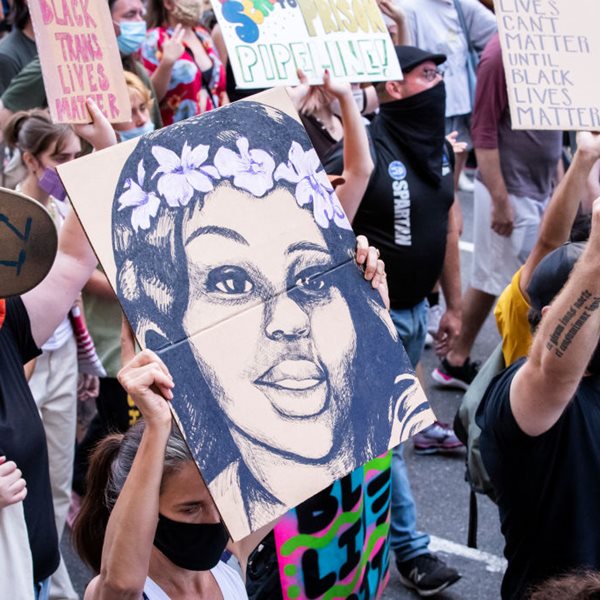 Το εξώφυλλο του Oprah Magazine με τη δολοφονηθείσα Breonna Taylor