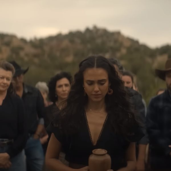Στο Trigger Warning του Netflix η Jessica Alba παίρνει την εκδίκησή της, στην κυριολεξία
