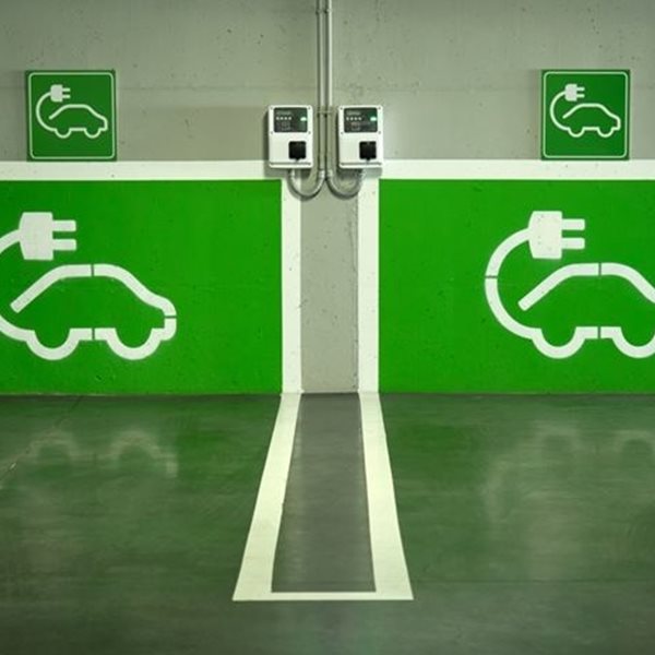 Σε πόσα χρόνια θα κυκλοφορούν μόνο ηλεκτρικά αυτοκίνητα