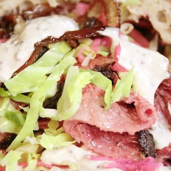 Αυτό το σάντουιτς με παϊδάκια και παστράμι είναι μια foodporn φαντασίωση