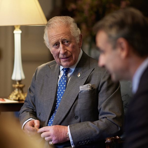 Μερικές θεωρίες συνωμοσίας για τη συνάντηση Καρόλου – Μητσοτάκη