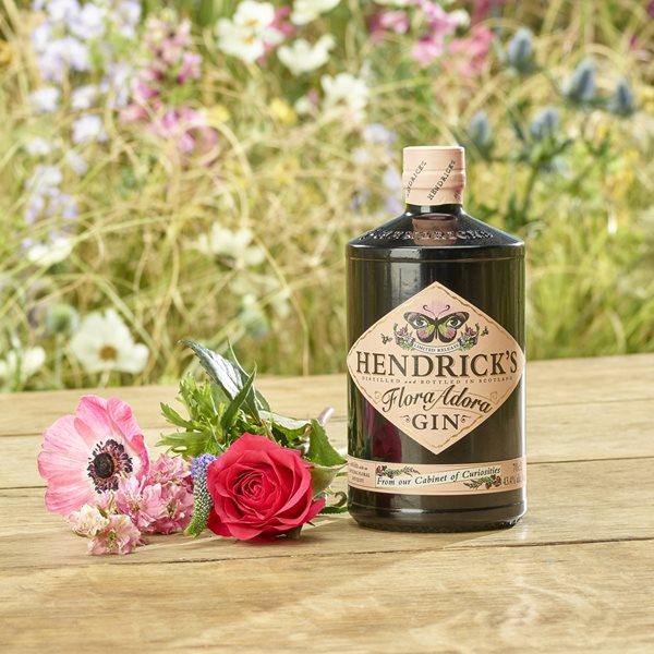 Hendrick's Flora Adora gin, μία ασυνήθιστα λουλουδένια έκρηξη απόλαυσης