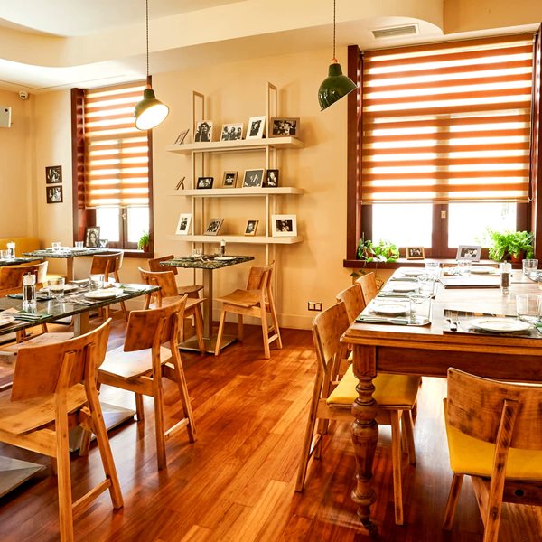 Πώς το Frankie εξελίχθηκε σε μία από τις καλύτερες τρατορίες της Αθήνας