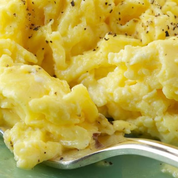 Πώς θα φτιάξεις τέλεια scrambled eggs σύμφωνα με τον Anthony Bourdain