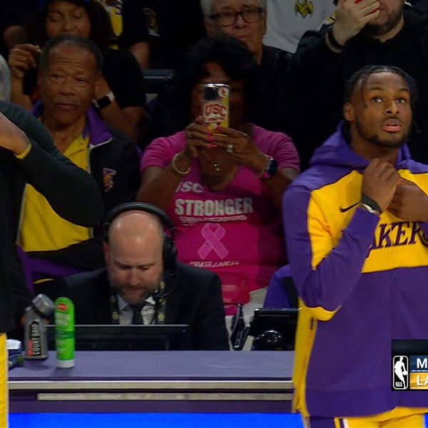 Ιστορική στιγμή: Lebron James και υιός παίζουν μαζί στους Λέικερς (video)