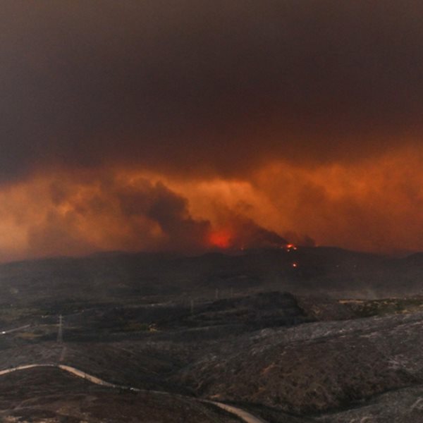 Τι πήγε στραβά και ξέφυγαν οι φωτιές σε Έβρο και Πάρνηθα;