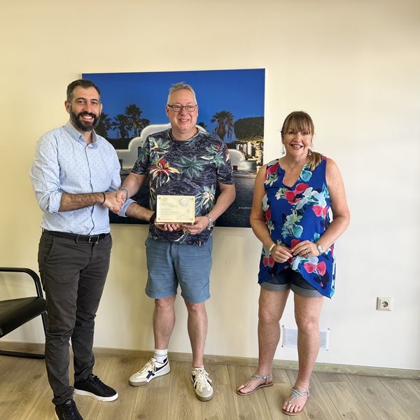 Στο μεταξύ η Ρόδος τίμησε ζευγάρι Βρετανών που έχει επισκεφτεί το νησί πάνω από 100 φορές