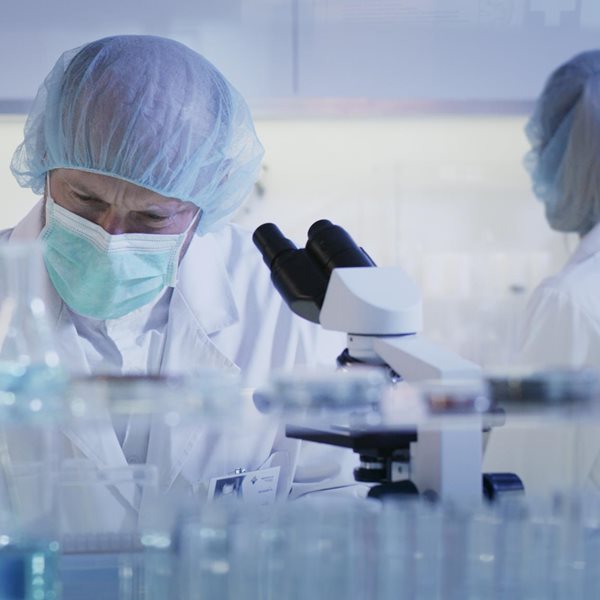 Έρευνα εξηγεί γιατί οι άντρες νοσούν πιο σοβαρά από τον κορονοϊό