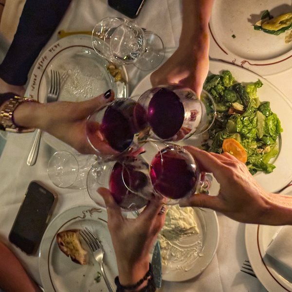 Γιατί έγινε ξανά της μόδας η ταβέρνα