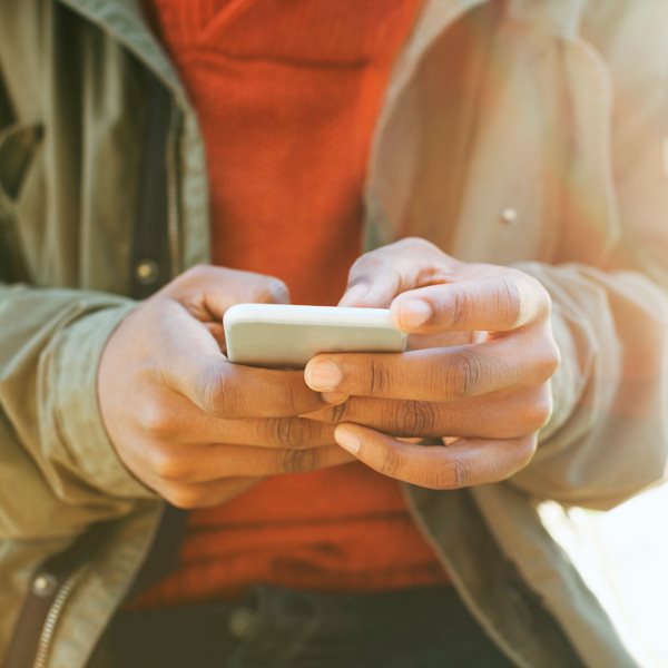 Ένα app μεταφράζει σε 14 γλώσσες τις οδηγίες για το sms του lockdown