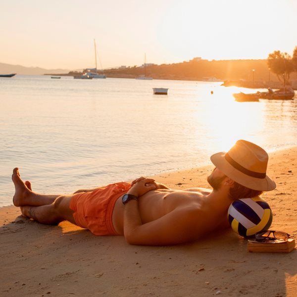 Η επιστήμη εξηγεί πώς να κάνεις ηλιοθεραπεία το καλοκαίρι χωρίς να καείς